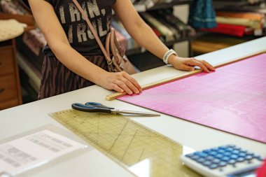 Bir dikiş şirketinde kumaş ve tekstil parçaları kesmek için dikiş deseni.