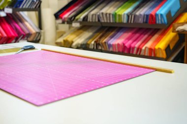 Dikiş dikmek için kumaş kesme kalıbı ve makas.