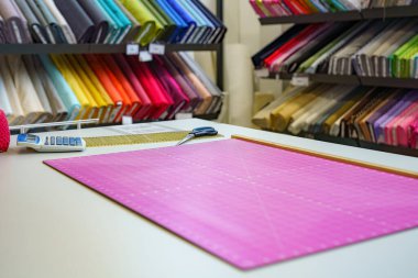 Bir dikiş şirketinde kumaş ve tekstil parçaları kesmek için dikiş deseni.