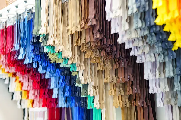 Farklı renkte fermuarlar dikmek dükkan vitrininde asılı..