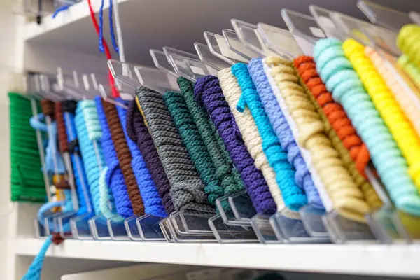 Renkli tekstil ipleri, kumaş ipleri, mağazada satılık aksesuarlar..