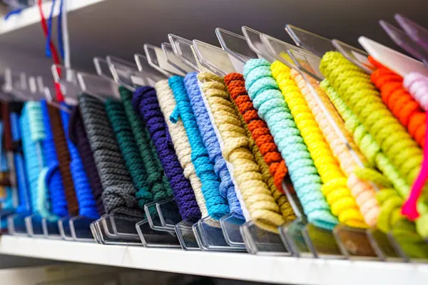 Giysiler ve ayakkabılar için renkli kumaş yuvarlak ipler.