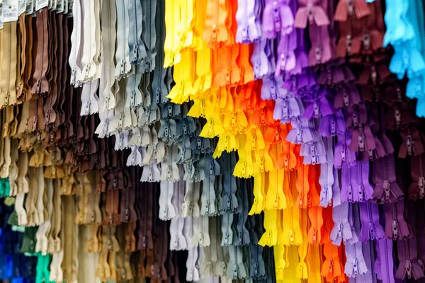 Renkli fermuar, dikiş aksesuarları, giysi parçaları ve diğer tekstil kumaşlarının hızlı bağlantıları için tasarlanmış..