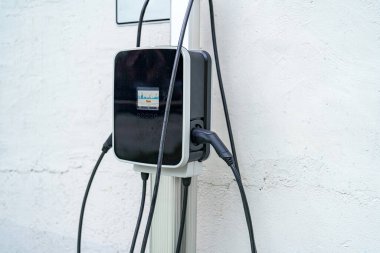 Elektrikli araç yakıt ikmali için şarj istasyonu..