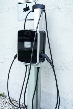 Elektrikli araçların pillerini şarj etmek için elektrik istasyonu.