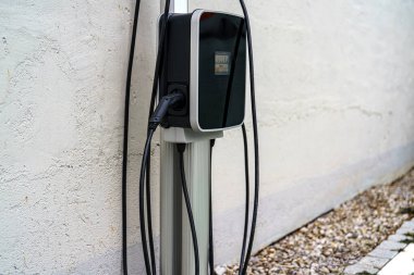 Elektrikli araç yakıt ikmali için şarj istasyonu..