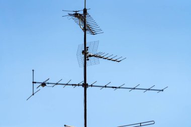 Birçok anten parlak mavi gökyüzüne uzanan yüksek bir kuleye monte edilmiştir. Yapı sinyal alıcısı ve iletim için tasarlandı, çeşitli şekil ve boyutlarda sergileniyor..