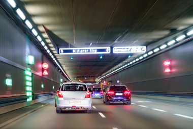 Araçlar iyi aydınlatılmış bir tünel boyunca ilerleyen çıkışları gösteren işaretlerle birlikte şehir bölgesinde seyahat ederler. Sahne, şehir trafiğini gece saatlerinde yakalıyor..