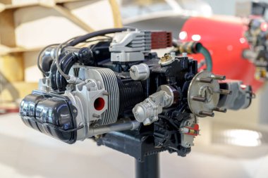 Ustalıkla tasarlanmış küçük bir uçak motoru, karmaşık bileşenleri ve modern teknolojileri ön plana çıkaran bir havacılık sergisinde sergileniyor..