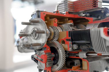 Bir teknik sergide gösterilen bir kesme motoru, dişliler, pistonlar ve soğutma sistemleri de dahil olmak üzere karmaşık iç parçaları ortaya çıkarır.
