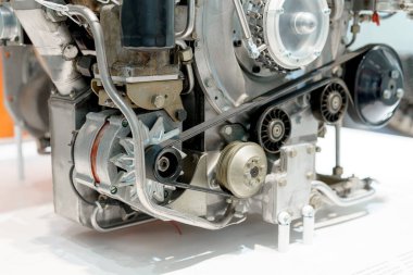 Otomotiv motorunun karmaşık bir bölümü vites, kemer ve çeşitli bileşenler sergilenir. Ayarlar mühendisliğin gelişimini vurgulayan bir teknoloji sergisi..