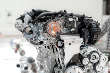 Bu otomotiv motoru modern araçlarda kullanılan karmaşık bileşenleri ve yenilikçi teknolojileri sergiler. Odak, mühendislik ve tasarımdaki kesinliği vurguluyor.