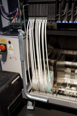 Karmaşık kablolama sistemi, makine bileşenleriyle çeşitli bağlantıları gösteren bir üretim tesisinde sergileniyor. Bu kurulum, operasyonel verimlilik ve güvenlik açısından çok önemli..