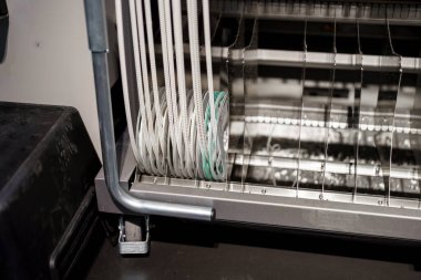 Pürüzsüz çalışan boru ve borulardan oluşan bir ağı gösteren yüksek teknolojili bir endüstriyel makinenin ayrıntılı incelemesi. Kurulum hassas mühendislik ve ileri teknolojiyi vurguluyor..