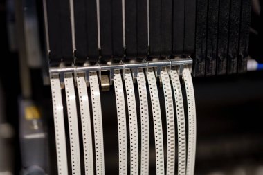 Yakından bakıldığında, zımbalanmış bant teknolojisi kullanan bir cihazın karmaşık mekaniklerini gösterir.