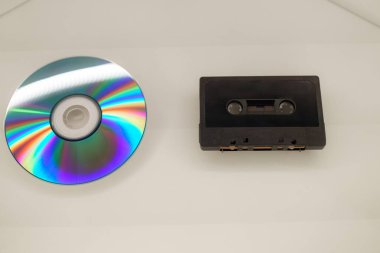 Nostalji ve teknolojiyi ön plana çıkaran bir koleksiyonda medya formatlarının evrimini gösteren bir kaset ve CD yan yana sergileniyor..