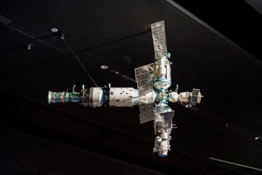 Uzay istasyonunun titizlikle hazırlanmış bir modeli, uzay keşiflerine adanmış çağdaş bir sergi salonunda sergilenmektedir. Model ayrıntıları ve teknolojiyi gözler önüne seriyor..