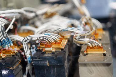 Gelişmiş elektrik aygıtlarıyla birbirine bağlı karmaşık kablo sistemlerinin yakın çekimi, üretim ortamında hassas mühendislik sergiliyor.