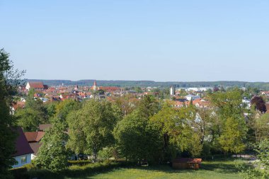 Yeşilliklerin, büyüleyici çatıların ve tarihi binaların arasına yerleşmiş canlı bir kasaba. Berrak bahar günü manzaranın güzelliğini ve davetkar atmosferini arttırır..