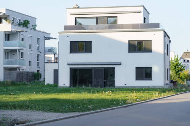 Lüks, modern bir ev banliyö bölgesinde tek başına duruyor. Geniş pencereler ve geniş bir avlu. Çevresindeki binalar çağdaş ve bakımlı, sakin bir atmosferi yansıtıyor..