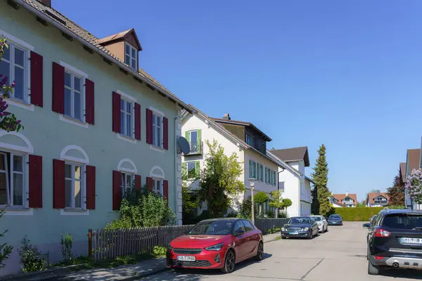 Güneşli bir gün canlı bir mahalle caddesini aydınlatır. Eşsiz mimari özelliklere sahip renkli evler yemyeşil ile çevrili, hoş bir atmosfer yaratıyor..