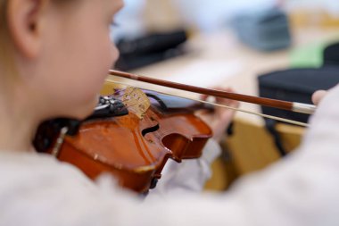 Bir çocuk müzik dersi sırasında keman çalmaya odaklanır. Onları çevreleyen diğer öğrenciler, canlı bir sınıf ortamında çeşitli enstrümanlar geliştiriyor, yaratıcılığı teşvik ediyorlar..