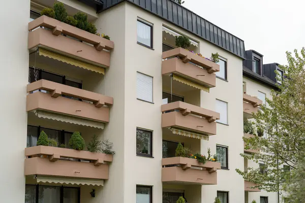 Çağdaş bir konut binasında çeşitli bitki ve çiçeklerle süslenmiş geniş balkonlar bulunur. Yapı sakin bir çevre ile sorunsuz bir şekilde harmanlanır ve kentsel yaşamı geliştirir..