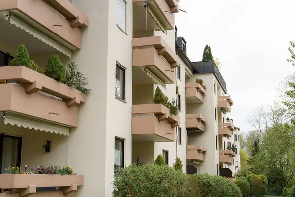 Çağdaş bir apartman dairesinin, saksı bitkileriyle süslenmiş balkonlarıyla ilgili bir sürü hikaye. Genel atmosfer bulutlu bir günde sakin ve davetkar bir şehir ortamı olduğunu gösteriyor..