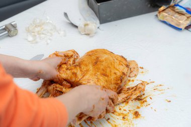 Baharat ve sosla tüm tavuğu terbiye eden bir adam arka bahçedeki barbeküde beyaz bir masada. Güneş ışıl ışıl parlıyor. Hazırlıklar başlıyor. Enfes bir açık hava ziyafetine..