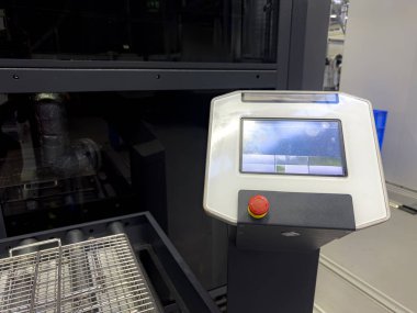 Bir kontrol paneli imalat ortamında vurgulanır. İşçiler gün boyunca performans ölçümlerini yakından izlerken makineler üzerinde operasyonel testler yapıyorlar.