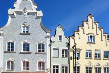 Süslü cepheli üç farklı bina tarihi mimariyi gözler önüne seriyor. Renkli dış yüzeyler gri, yeşil ve sarı renklerdir, güneşli bir günde canlı bir şehir manzarası oluştururlar..