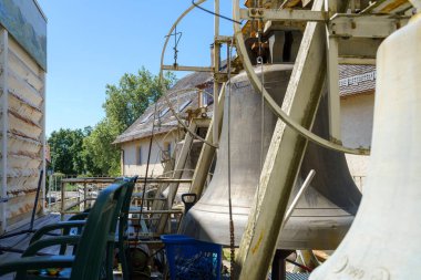 Birkaç büyük metal çan eski bir atölyeye yerleştirilmiş, aşınma izleri var ve restorasyona ihtiyaçları var..