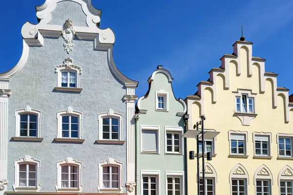 Süslü cepheli üç farklı bina tarihi mimariyi gözler önüne seriyor. Renkli dış yüzeyler gri, yeşil ve sarı renklerdir, güneşli bir günde canlı bir şehir manzarası oluştururlar..