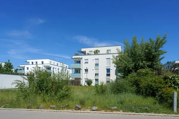 Bereketli yeşil bitki örtüsü ve açık mavi gökyüzü tarafından kucaklanan ve doğayla uyum içinde yaşayan kenti ön plana çıkaran iki çağdaş yerleşim yeri göze çarpıyor..