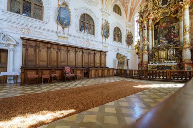 İç mekanda, süslü boyanmış duvarlara karşı dizilmiş ahşap banklarla çarpıcı mimari ayrıntılar sergileniyor. Sanatla süslenmiş büyük bir sunak ruhani ortamı güçlendirir..