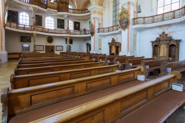 Işık, ahşap sıraların düzgünce düzenlendiği güzel bir kilise içini sular altında bırakır. Mimarinin süslü detayları ortamın barışçıl atmosferini arttırır..