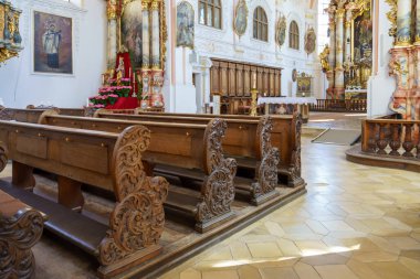 Tarihi bir kilisenin içinde karmaşık biçimde oyulmuş ahşap sıralar, canlı dekorasyonlar ve içeri akan doğal ışık sergileniyor. Ziyaretçileri mimari güzelliğini takdir etmeye davet ediyor..