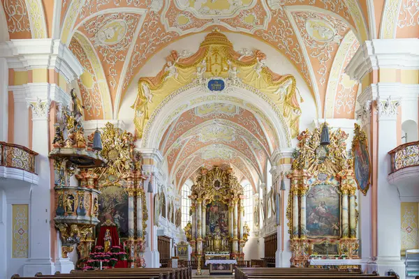 Ziyaretçiler, Almanya 'nın güneyindeki muhteşem fresklerin, yaldızlı heykellerin ve zengin sanat mirasının sergilendiği büyüleyici bir sunağın yer aldığı barok bir kilisenin süslü ayrıntılarına hayran kaldılar..