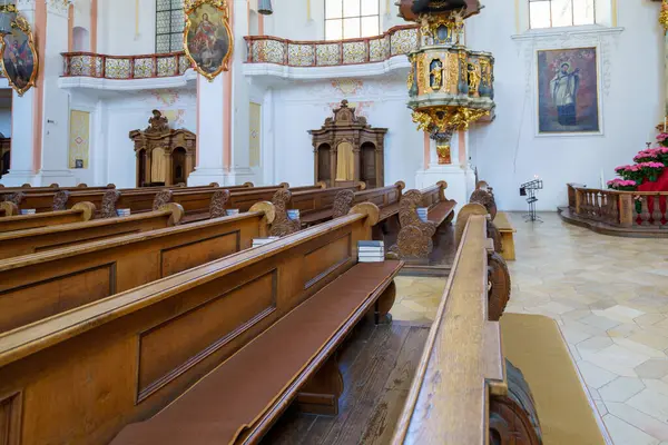 Güzel bir kilisenin içinde, zarif ahşap sıralar yan yana dizilmiş. Renkli sanat eserleri duvarları süslüyor. Huzurlu atmosfer sessiz bir yansıma ve duayı davet eder..