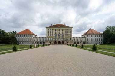 Saray, bulutlu bir gökyüzünün altında çakıl yollarıyla çevrili büyük mimari ve bakımlı bahçelere sahiptir. Ziyaretçiler sakin manzaraya ve zarif tasarıma hayran kalabilirler..
