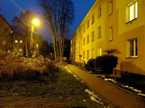 ポーランドのクラスニクの夜の小さなアパート団地 1960年代後半からフラットブロック ランタン 舗装を見ることができます 写真は11月下旬に撮影 雪が少量です — ストック写真