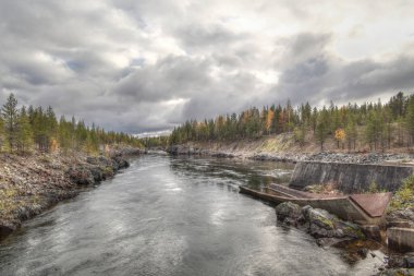 İsveç 'in kuzeyinde sonbaharda Skellefte nehri.