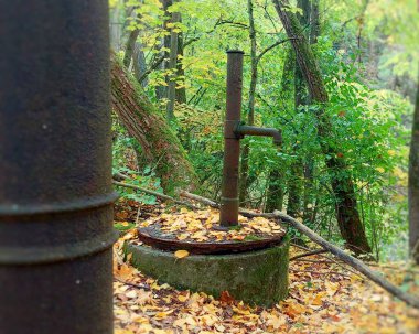 Rusty ıssız bir yerde terk edilmiş bir kuyuya pompaları bıraktı..
