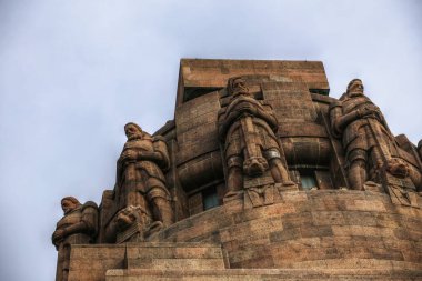 1913 yılında Leipzig 'de inşa edilen Volkerschlachtdenkmal (Uluslar Savaşı Anıtı) üzerine cesur asker heykelleri.