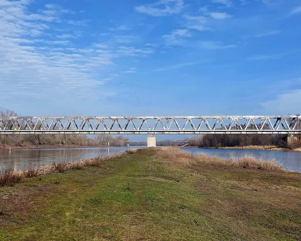 Estrutura Aço Ponte Ferroviária Sobre Rio Elba Dia Ensolarado Inverno — Fotografia de Stock