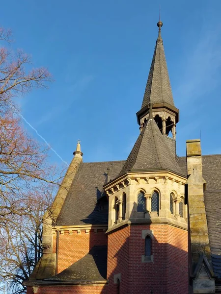 青空と太陽の下でドイツの礼拝堂の屋根 — ストック写真
