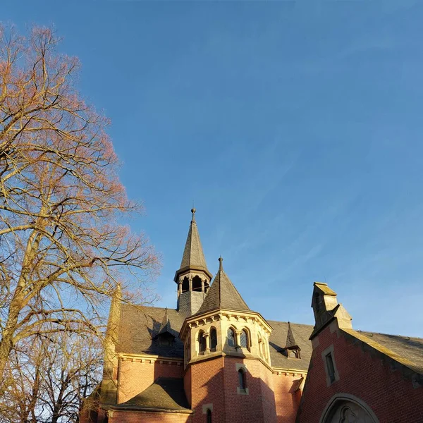 Německá Kaple Střecha Slunci Modrou Oblohou — Stock fotografie