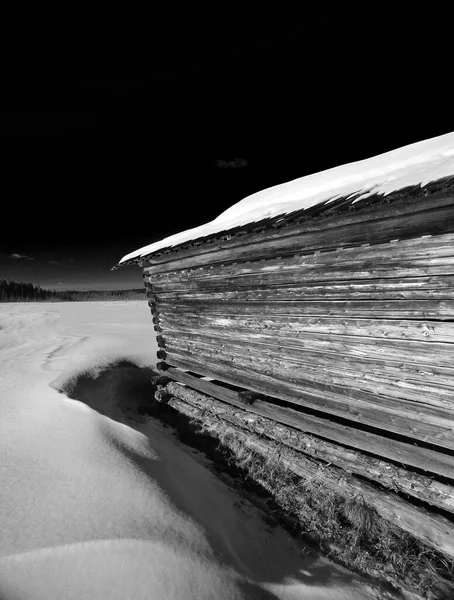 瑞典北部黑白相间的简易棚屋的概念图 — 图库照片