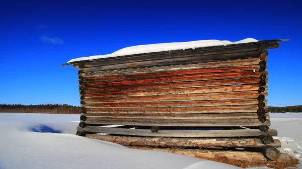 Jednoduchá Bouda Severním Švédsku Zimě Tmavě Modrou Oblohou — Stock fotografie