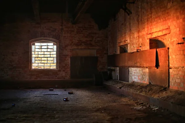 Gruseliges Interieur Einer Verlassenen Fabrik Mit Abendsonne Die Durch Ziegelglasfenster — Stockfoto